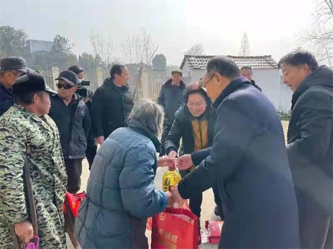 武汉医师协会春节前夕到永佳河镇李家湾村看望慰问孤寡老人