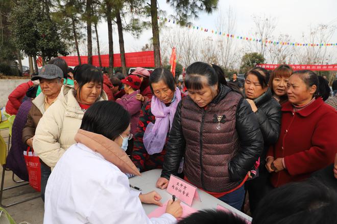 [湖北日报]武汉医师协会红安行巡回医疗活动启动仪式知青茶场进行