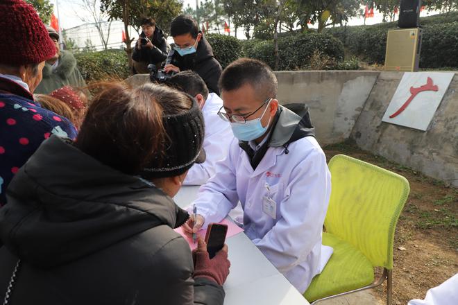 [湖北日报]武汉医师协会红安行巡回医疗活动启动仪式知青茶场进行