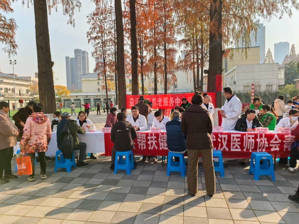 薪火永相传，共筑健康梦 武汉医师协会青年医师分会“基层帮扶健康行”，走进预警学院社区开展义诊活动