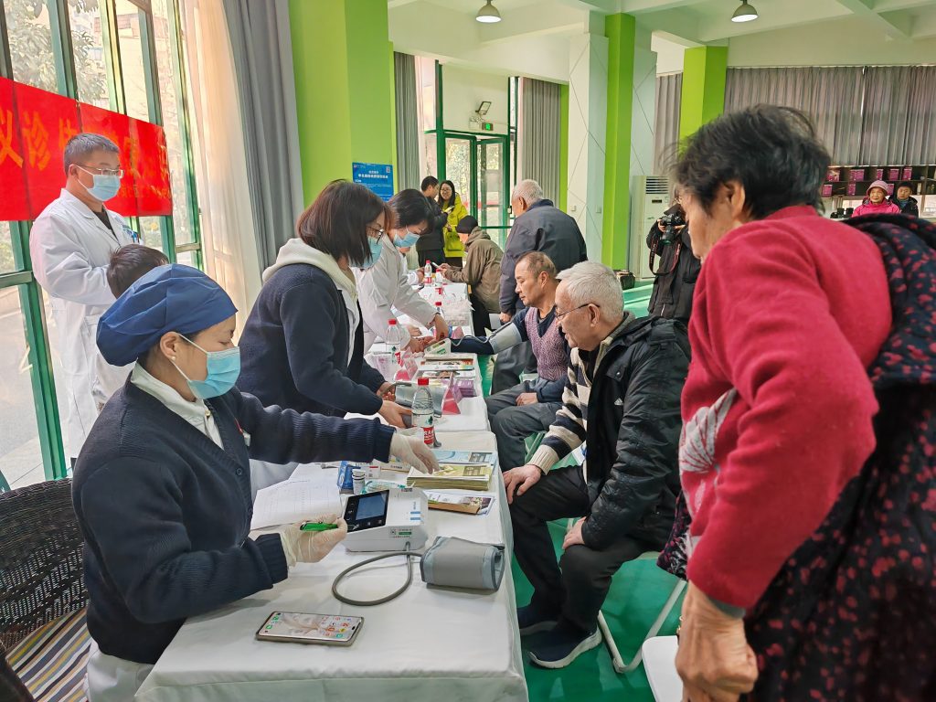 名医走基层 志愿服务健康行——武汉医师协会胃肠外科医师分会开展走进公路社区开展联合义诊活动